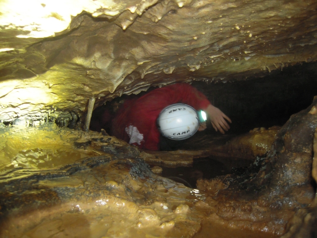  Passing through the gaps in the cave 